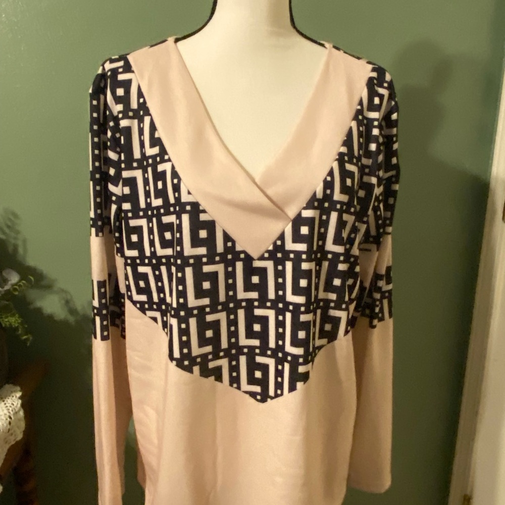 Casual shirt has V-Neck. Long sleeve & has geometrical design.